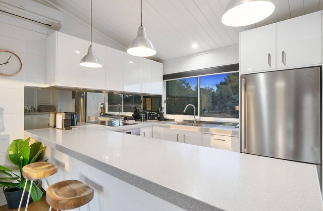 Lani - Lakefront 5-bedroom home with pool