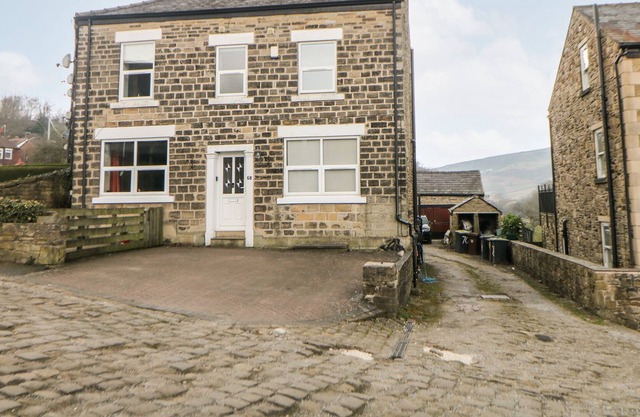 LANTERN VIEW, pet friendly, with a garden in Hayfield