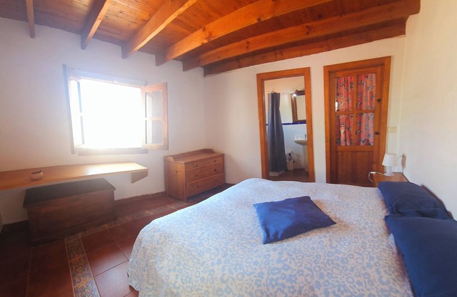 LANZAROTE: Habitación amplia con baño privado en casa terrera