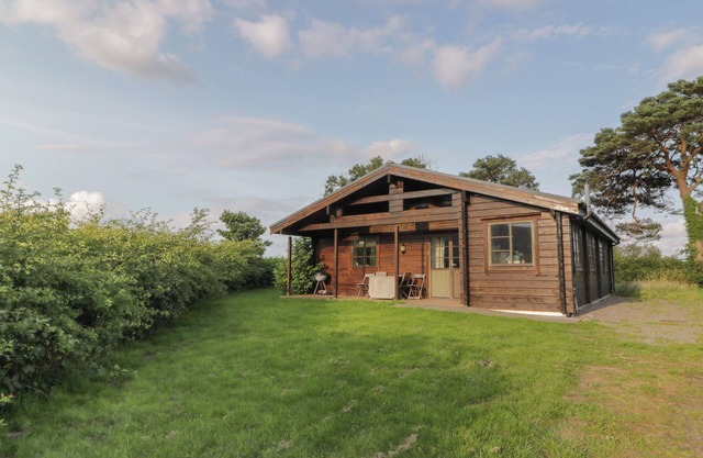 LAPWING LODGE, pet friendly, with open fire in Southerness