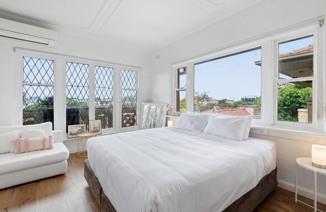 Large 1 Bdrm Light Filled with City Views, South Yarra