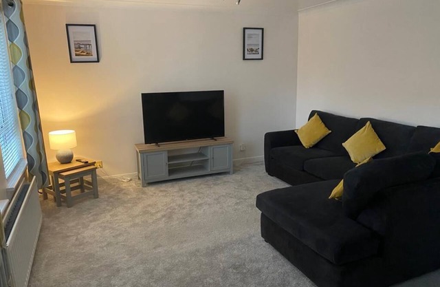 Large 1 bed flat with parking, central Broughty Ferry