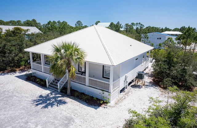 Large 1 Level Living in Gulf Shores, 4/3, Sleeps 8, Walk to Private Beach