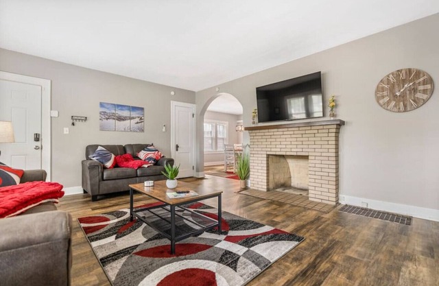 Large 2 Bed Apartment in The Heart of Canton
