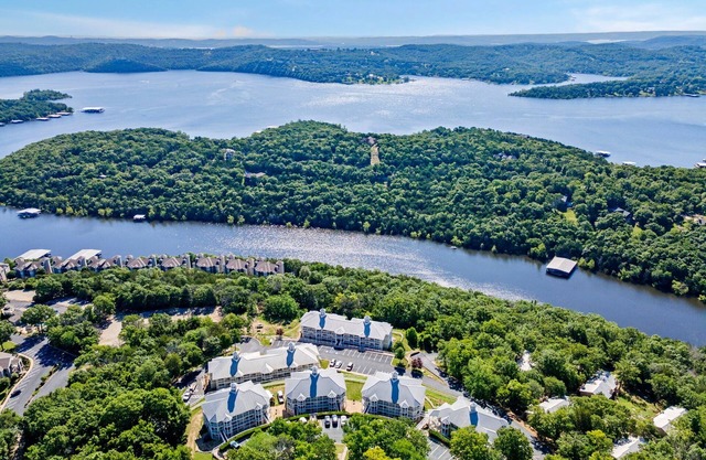Large 2 Bed Condo w Beautiful Deck Views-Free Attraction Tickets-Table Rock Lake Access