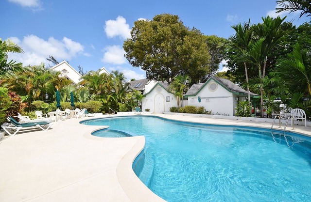 Gran casa moderna de 2 dormitorios con piscina compartida
