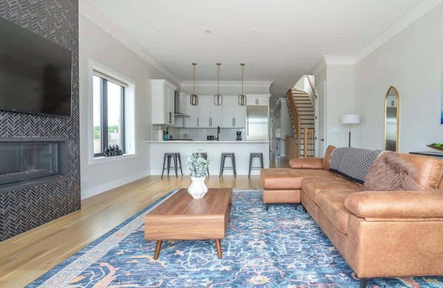 Large 2-Bedroom w/ Huge Roofdeck view of Skyline