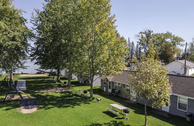 LARGE 2 BR cabin less than 50 steps from the Lake