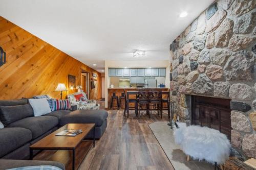 Large 2 Floor Condo, Pool Pass, Beach Club, walk to Shanty Creek