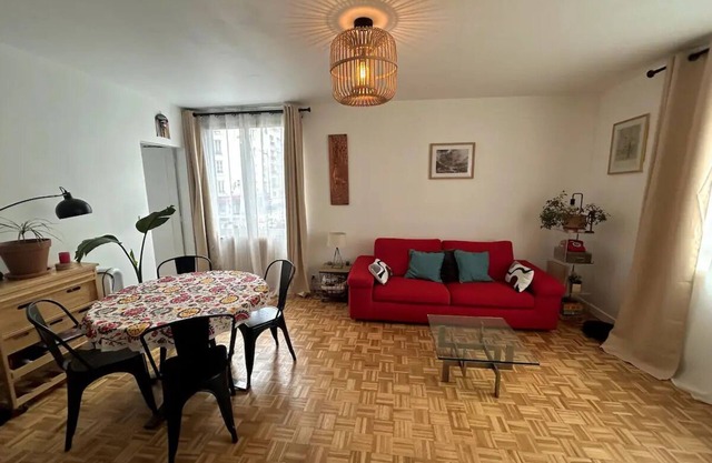 Large 2-room apartment in the 20th district of Paris