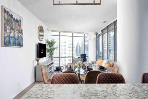 Large 2BR on Bay Street 4 Beds with Balcony
