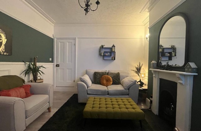 Large 3 Bed House, 2 Bathrooms. For workers, couples & families.