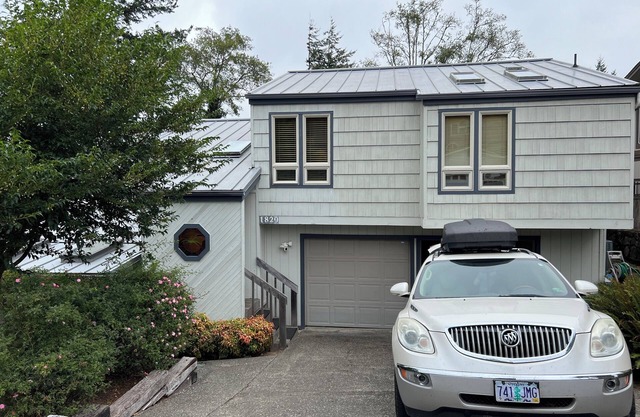 Large 3 bedroom above park w/ Hot Tub, Sauna and Peloton