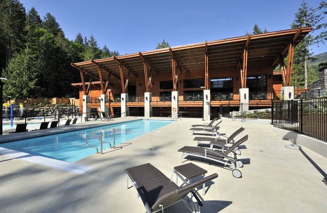 Large 3 Bedroom Cottage with Resort Like Amenities