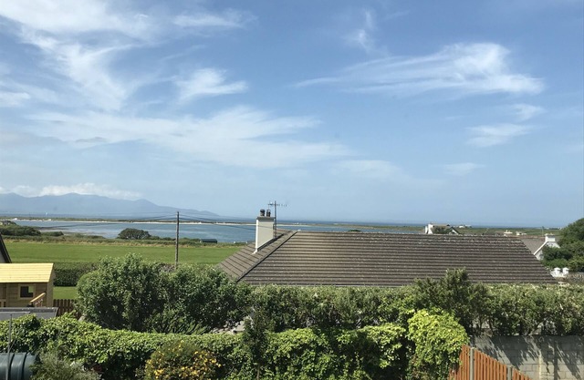 Large 3 bedroom house with deck