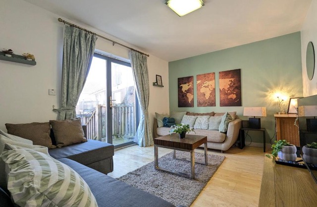 Large 3-bedrooms House Near Centre Free Parking