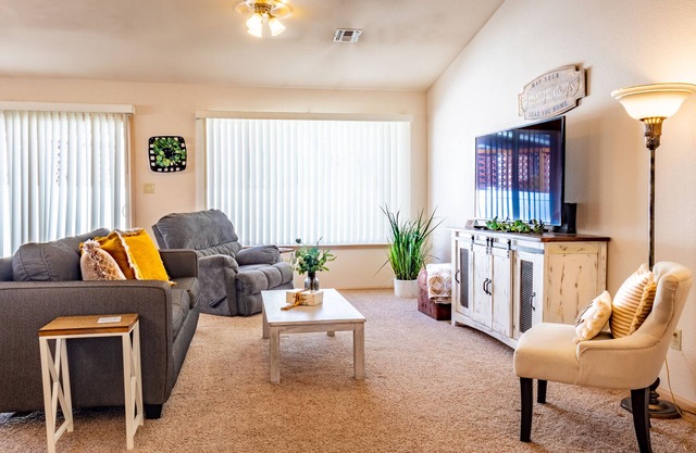 Large 3BR 2Bath near everything - king bed - jacuzzi tub