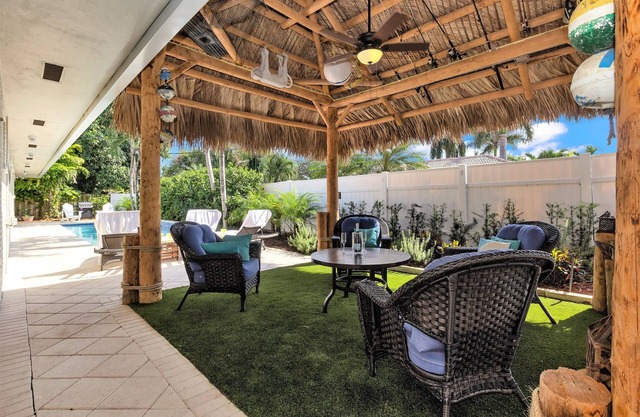 Casa grande de 4/3 - 7MIN WALK 2 BEACH! - Piscina privada climatizada LRG, Tiki, capacidad para 10+