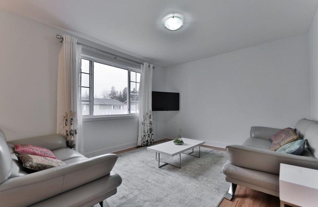 Large 4 Bed House - 25mn from Montreal