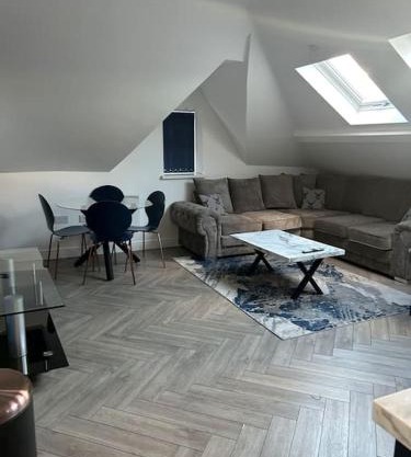 Large 4 bed, walking distance to centre - sleeps 8