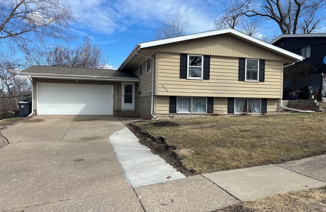 Large 4 Bedroom 2 Bath Split Level Home NE CR Large Fenced Yard