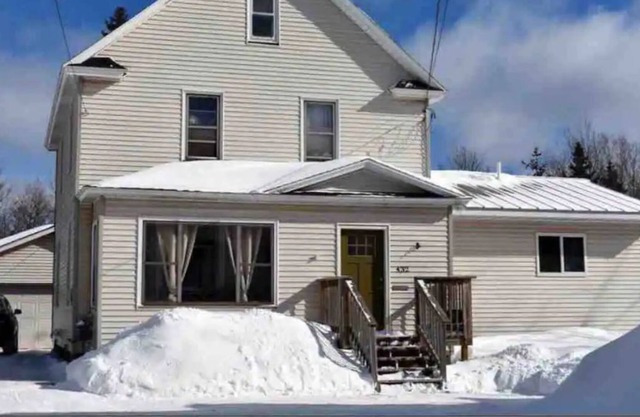 Large 4 bedroom home in the heart of Negaunee