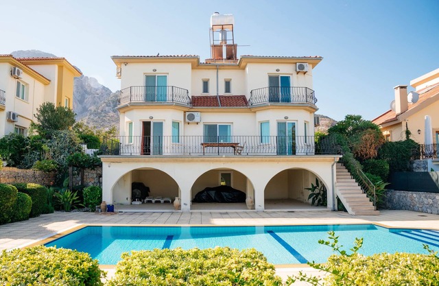 Large 4 Bedroom Villa With sea Views