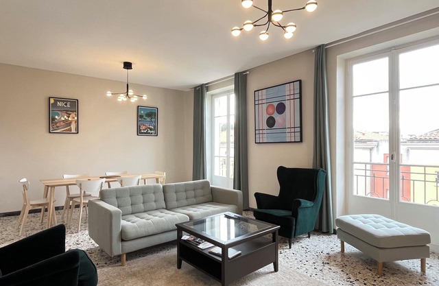 Gran apartamento de 4 habitaciones dobles en Niza, en la Riviera Francesa.