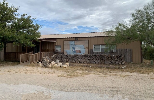 Large 4 BR home, tucked away in the trees