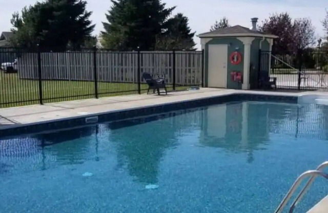 Large 4 season house on Lake Mcgregor. Sleeps 9 with indoor pool & lake access!!
