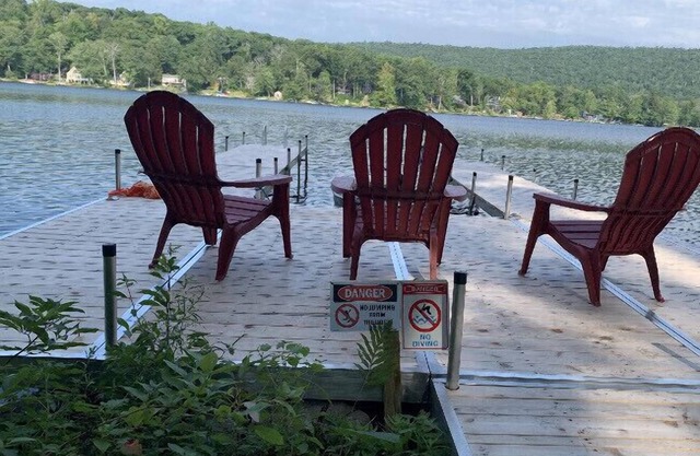 Large (3500 sf), lakefront retreat. Close to skiing and hiking.