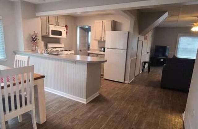 Large 4BR Lodge Sleeps 12+
