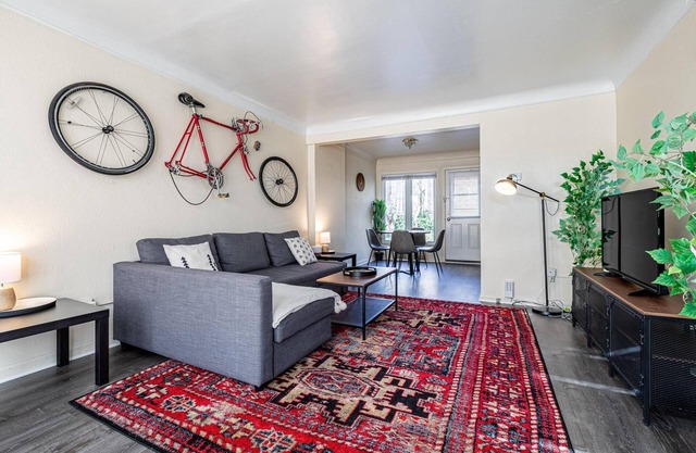 Large 4BR Stadium Getaway, Walk to the Big House!