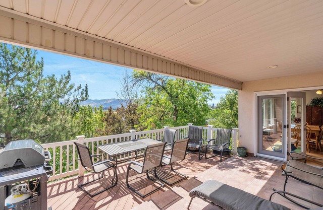 Large 5 bed/ 4 bath above Jordan River SLC with Amazing Views.