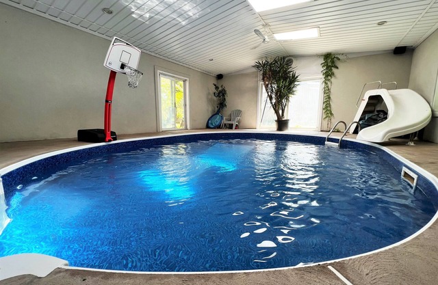 Large 5 Bed Family Home w/ Indoor Swimming Pool!