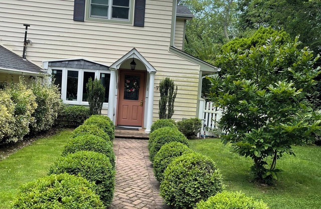 Large 5-Bedroom Home in Roslyn Heights / Ideal for Groups & Families