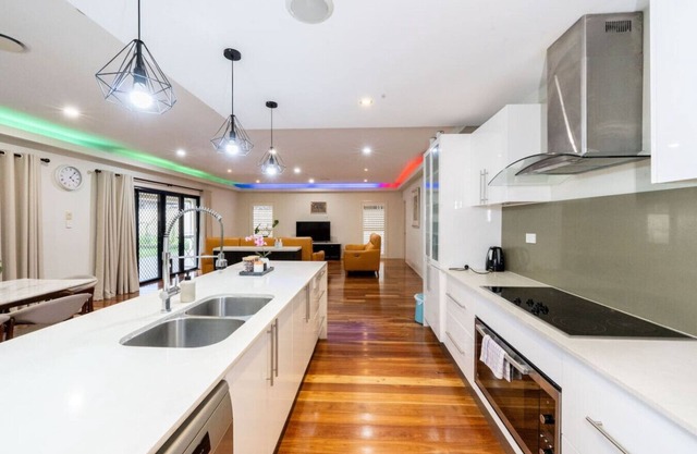 Large 5BR 3BA Fam Home w Parking+Yard at Sunnybank