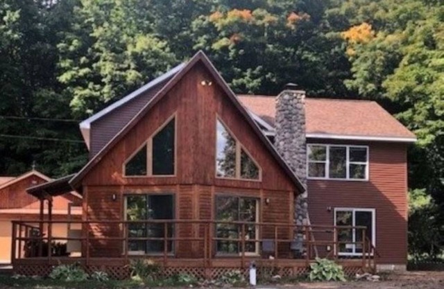 Large 6-bedroom home, sleeps 16! WiFi and a private sandy beach in Traverse City