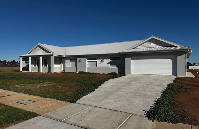 LARGE 6 BEDROOM HOME - SLEEPS 12 - 3 MINUTE DRIVE TO LAKE MULWALA