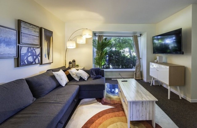 Large 6BR Stadium Getaway, Walk to the Big House!