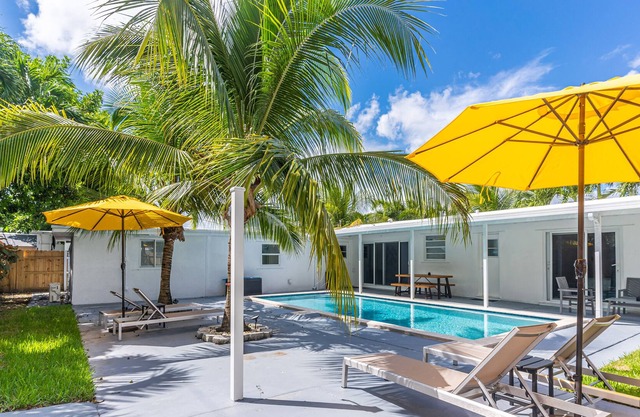 Large 6BR Vacation Home, Private Pool near Casino