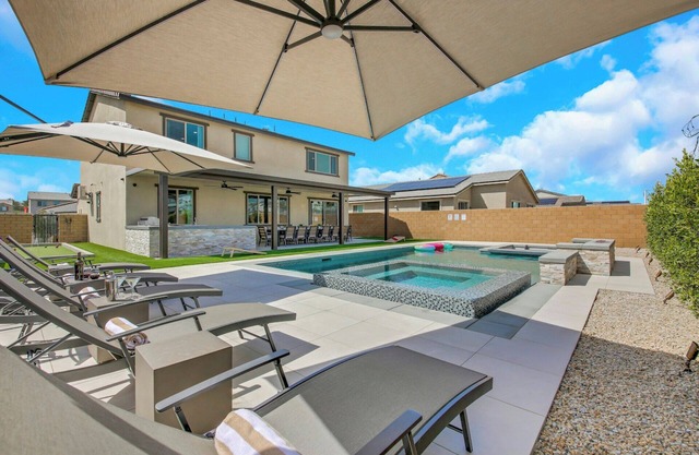 Large 7 Bdr + 9 beds, Huge GameRoom, Putting Green, Bocce, Pool & Spa, designer
