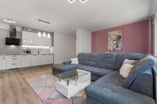 Large 75 m2 Apartment next to Airport - Free Parking