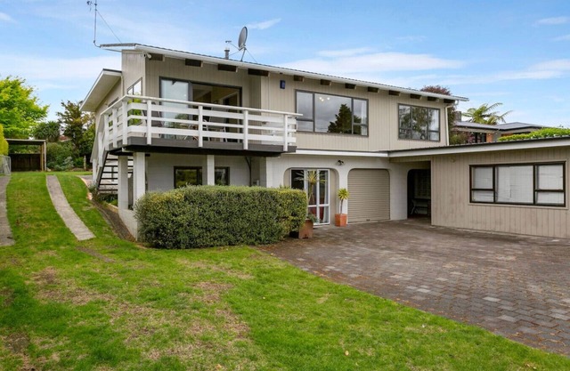 Large accommodation for 8 guests - 4 Queen bedrooms