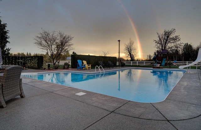 Large acreage w/ pool/hottub/pool table/putting Green/karaoke