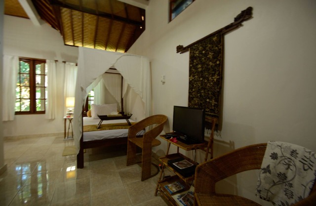 Gran habitación única aireada con vista al templo del jardín