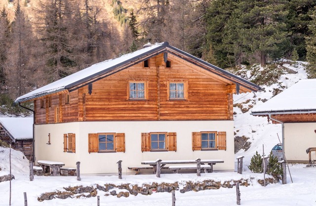 Large alpine chalet for 19 people in a quiet location with sauna