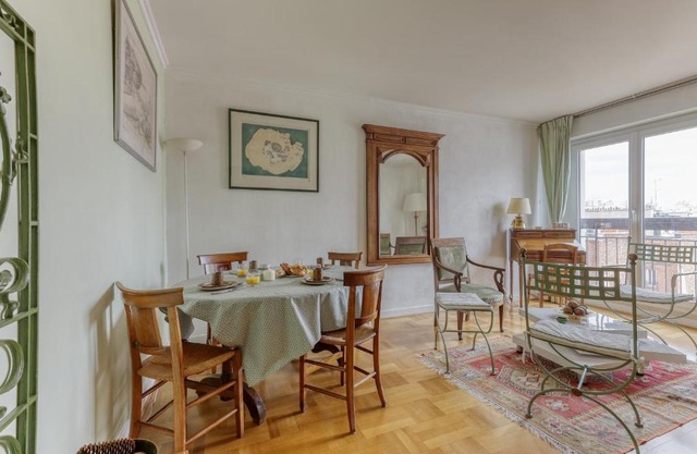 Large and Bright 2 Bdrs Flat with View - Paris 20
