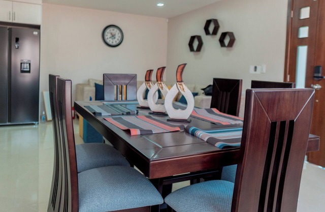 Large and Elegant 3 Bedroom Apartment