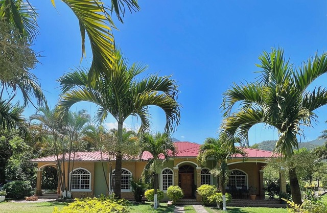 ¡Casa grande y elegante frente a El Canal Kayak, Los Naranjos, Lago de Yojoa!